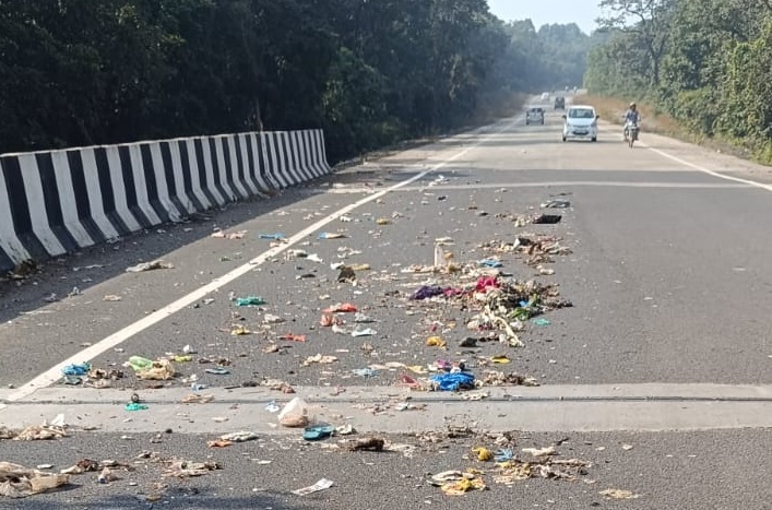 गावची घाण रस्त्यावर…! काय आहे यामागील गुढ?