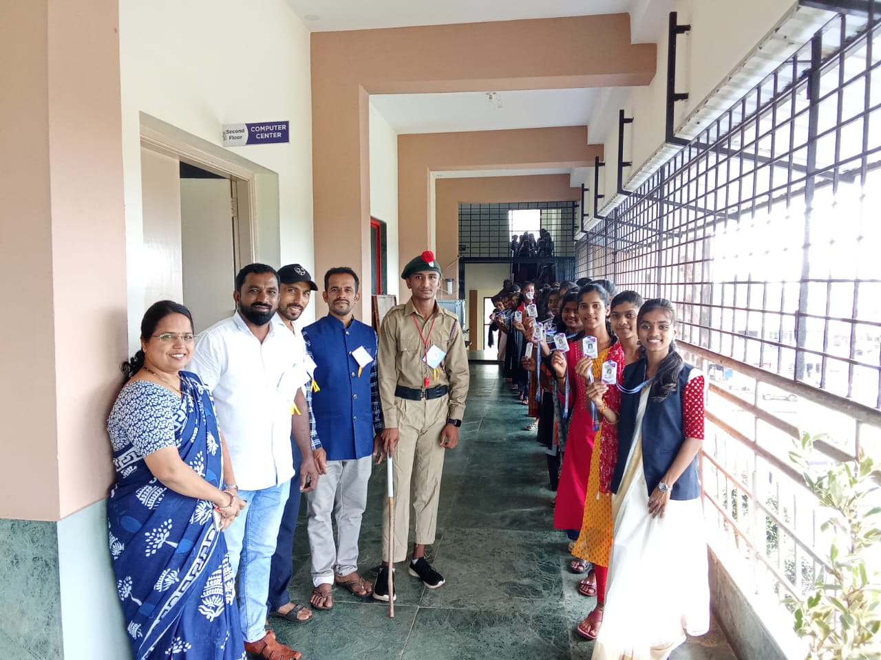 विद्यार्थ्यांनी अनुभवली निवडणूक