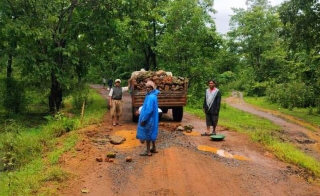 प्रशासनाला ग्रामस्थांची श्रमदानातून चपराक