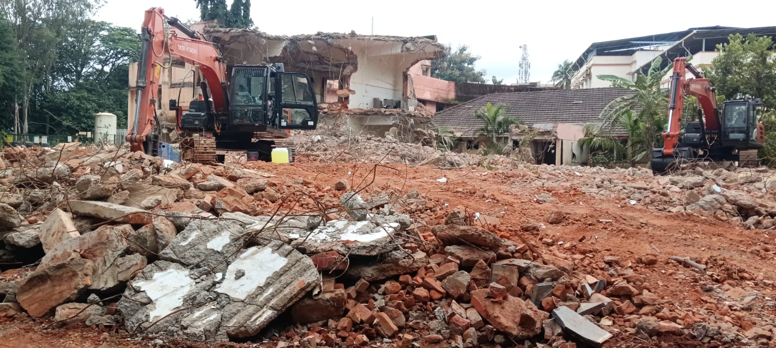 खानापूर: ६० वर्षे रुग्णांची सेवा केलेली इमारत जमिनदोस्त