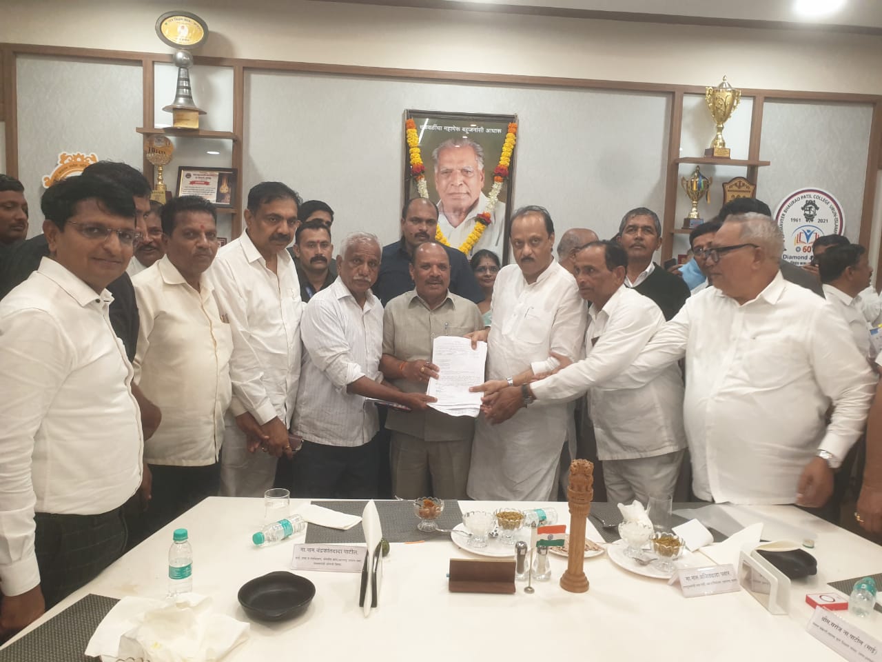 म.ए.समिती शिष्टमंडळाने घेतली उपमुख्यमंत्री अजित पवारांची भेट