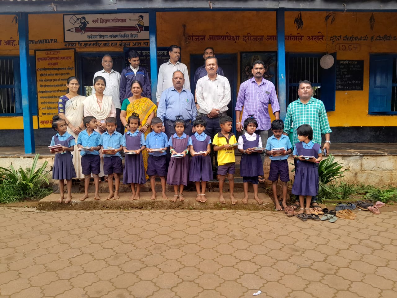 म. ए. युवा समितीकडून विद्यार्थ्यांना शैक्षणिक साहित्याचे वितरण