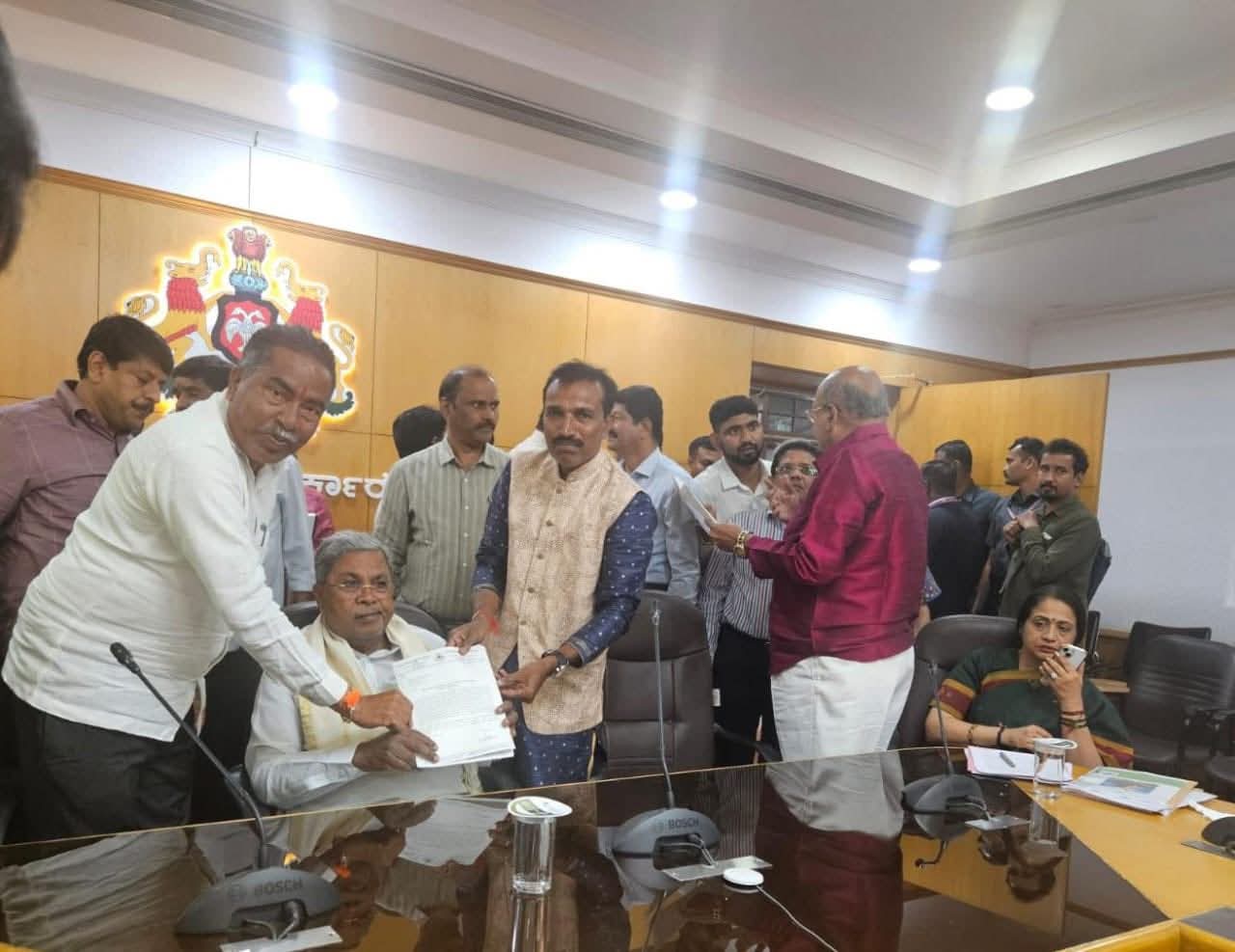 खानापुरात मराठी भवन उभारा: विठ्ठल हलगेकर यांची मुख्यमंत्र्यांना निवेदन