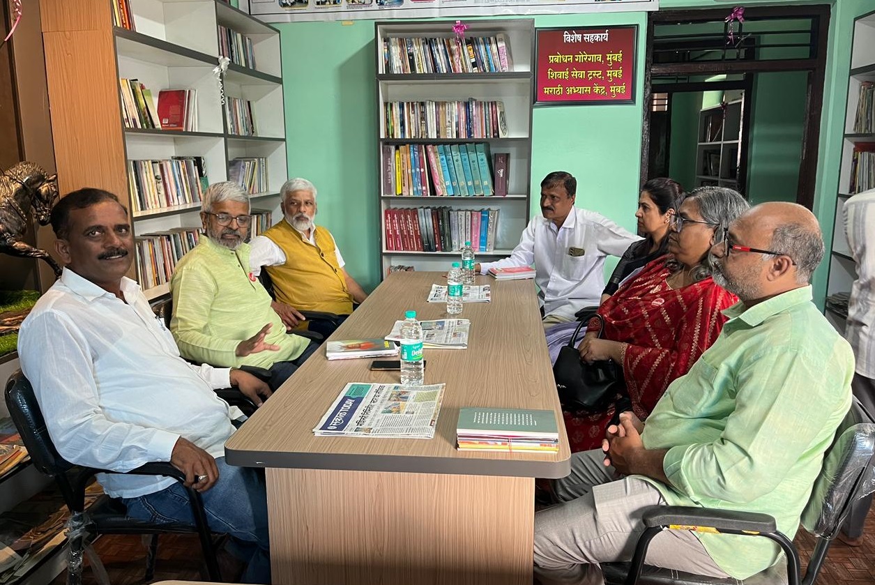 प्रबोधनकार ठाकरे वाचनालयाला कॉ. किशोर ढमालेसह मान्यवरांची सदिच्छा