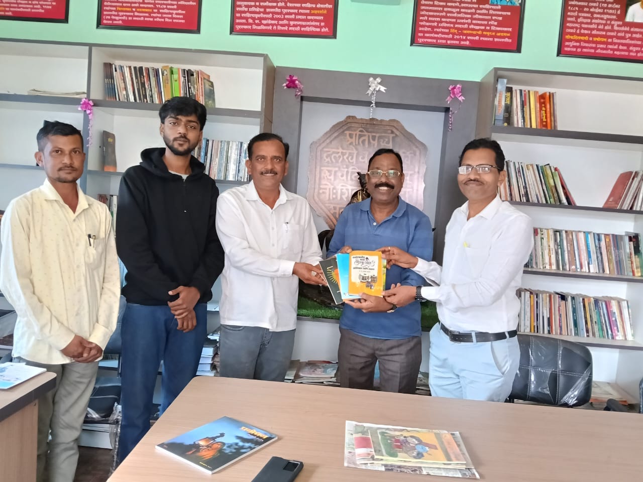 प्रबोधनकार ठाकरे वाचनालयाला डॉ. वाघमारे यांची सदिच्छा भेट