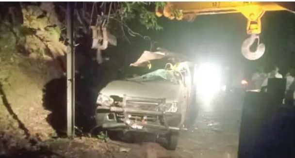 चोर्ला घाटात कार दरीत कोसळली ; पती -पत्नी ठार