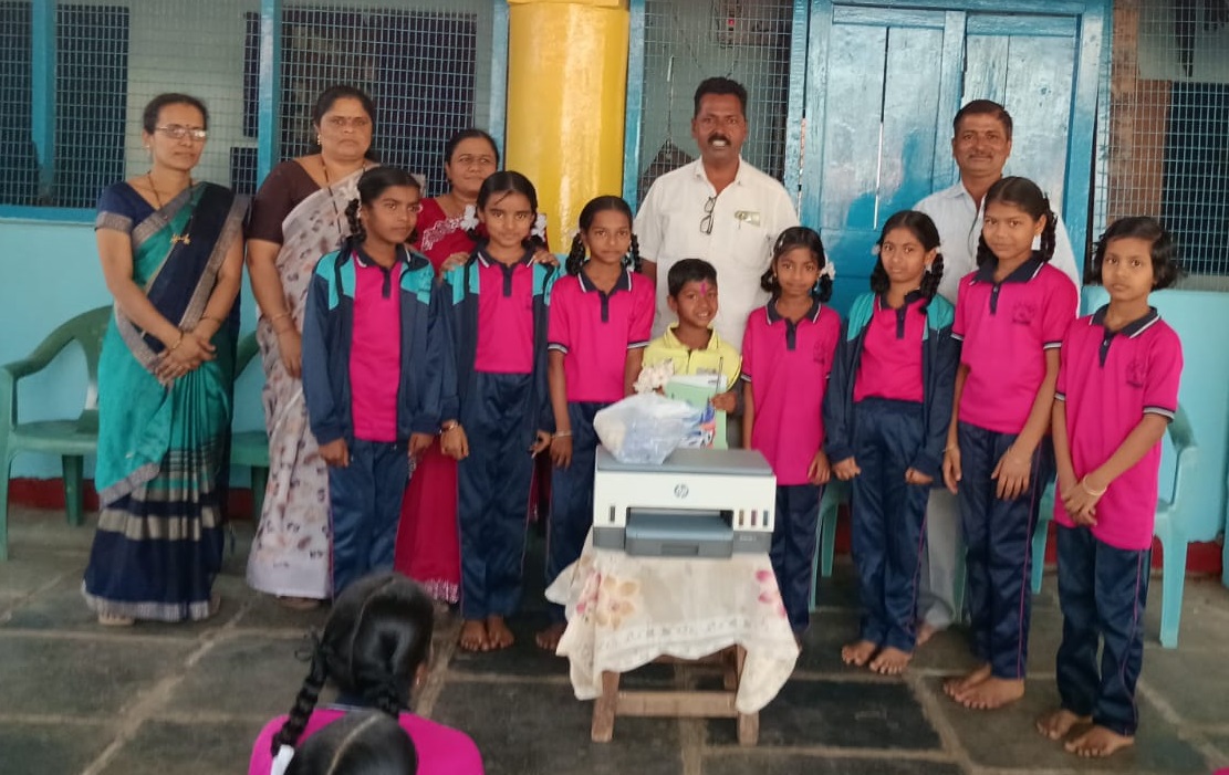 वाढदिवसानिमित्त मणतुर्गा शाळेला प्रिंटर भेट